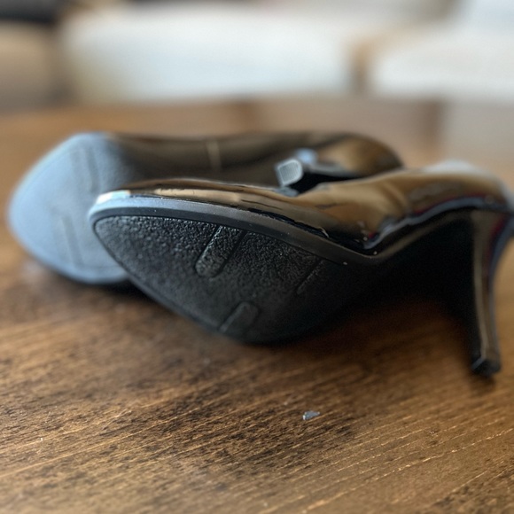 Pumps by Fergie size 6 - Picture 3 of 7